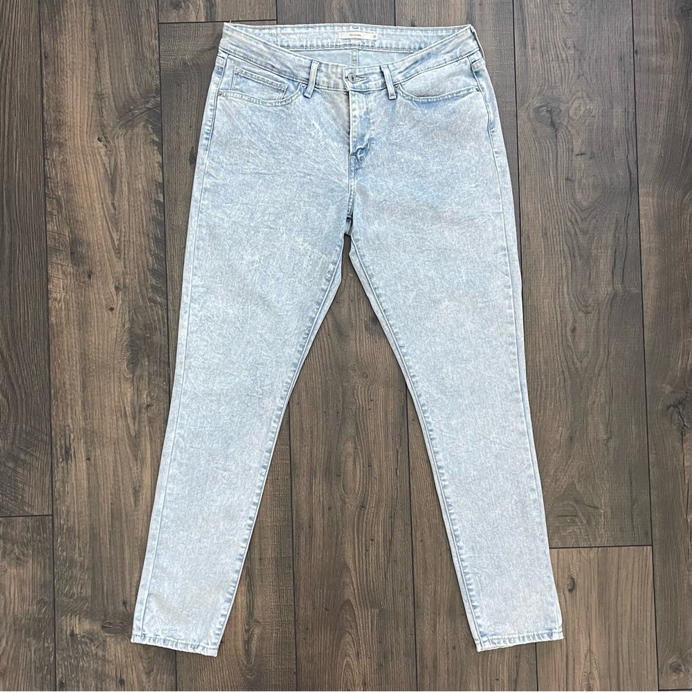 Levi Strauss & Co. 711 Skinny